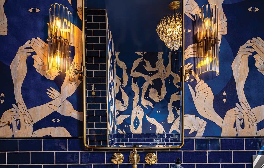 Blue decor in bathroom