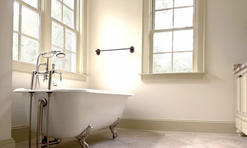 clawfoot tub