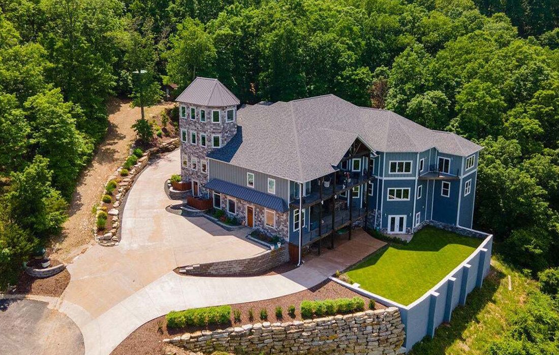 A contemporary lake house in Branson West.